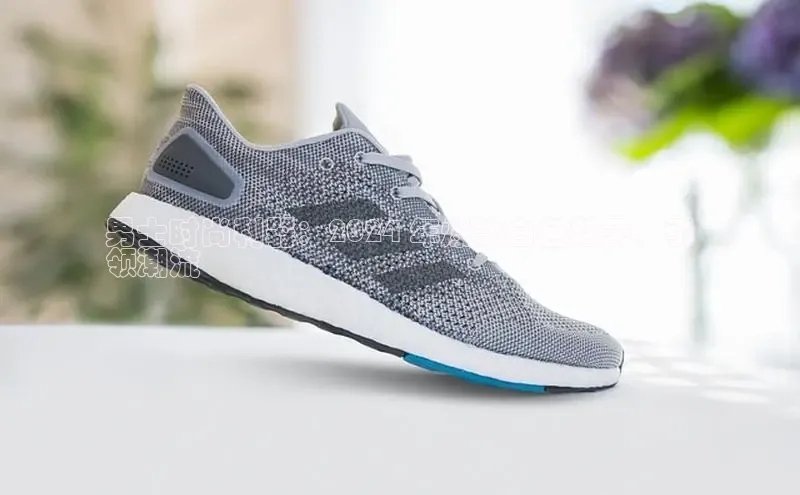 米兰app官方正版官网巴美列捷福男士时尚利器：2024 年爆款白色鞋子，引
领潮流