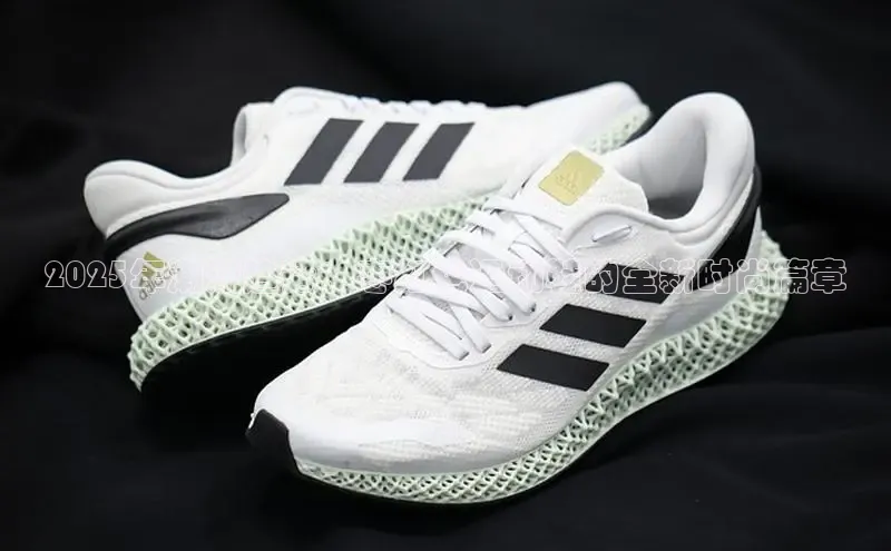 2025年潮流趋势：枣红色运动鞋的全新时尚篇章